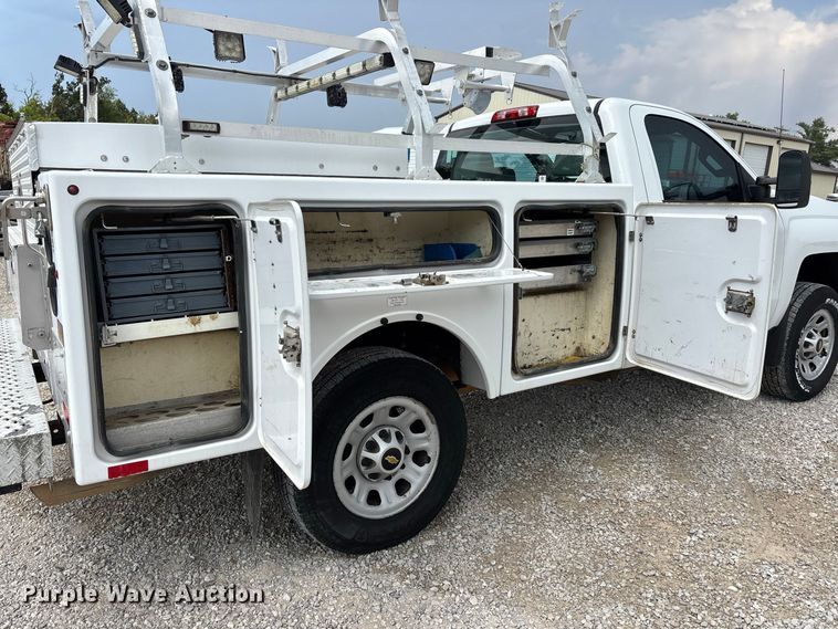 image for item ER3367 2015 Chevrolet Silverado 3500HD utility bed pickup truck