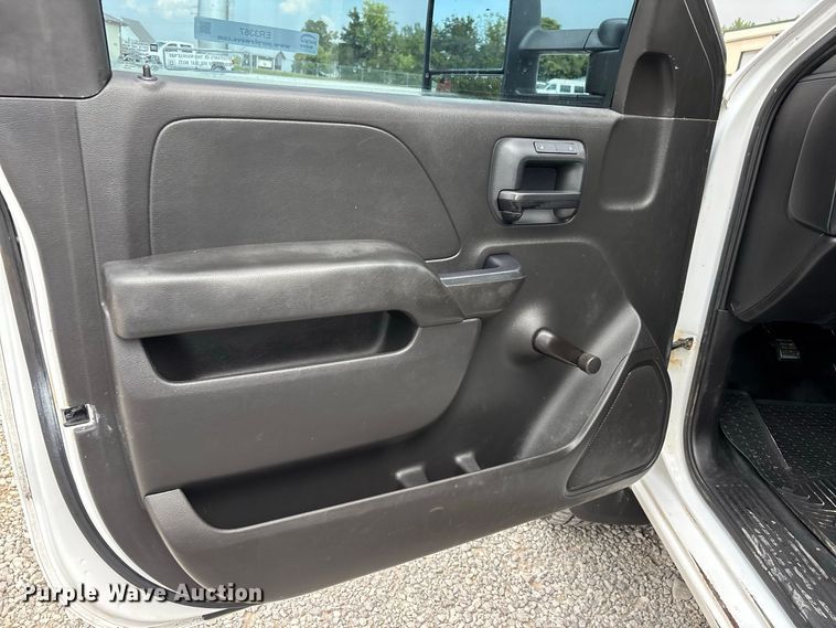 image for item ER3367 2015 Chevrolet Silverado 3500HD utility bed pickup truck