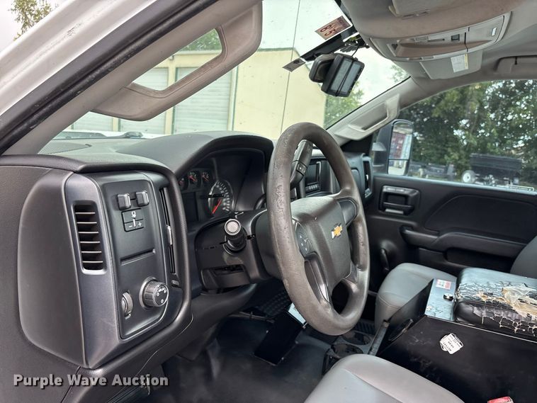 image for item ER3367 2015 Chevrolet Silverado 3500HD utility bed pickup truck