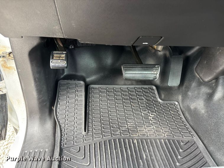 image for item ER3367 2015 Chevrolet Silverado 3500HD utility bed pickup truck