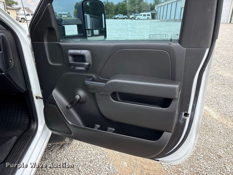 image for item ER3367 2015 Chevrolet Silverado 3500HD utility bed pickup truck