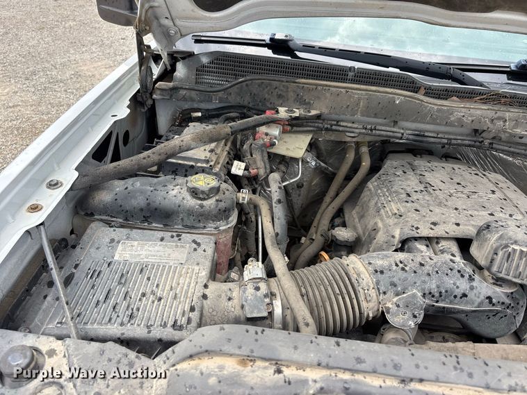 image for item ER3367 2015 Chevrolet Silverado 3500HD utility bed pickup truck