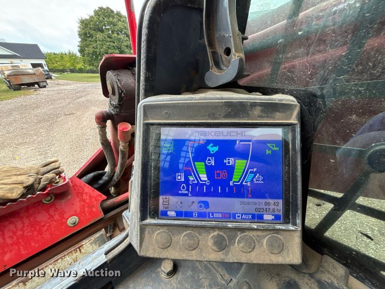 image for item ER3372 2019 Takeuchi TL12V2 tracked skid steer loader