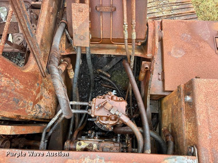 image for item ER3374 1988 John Deere 490D excavator
