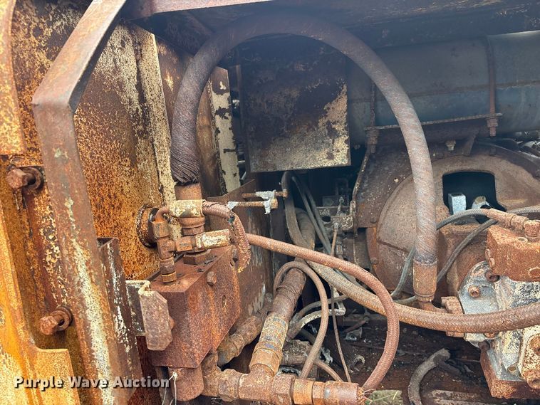 image for item ER3374 1988 John Deere 490D excavator