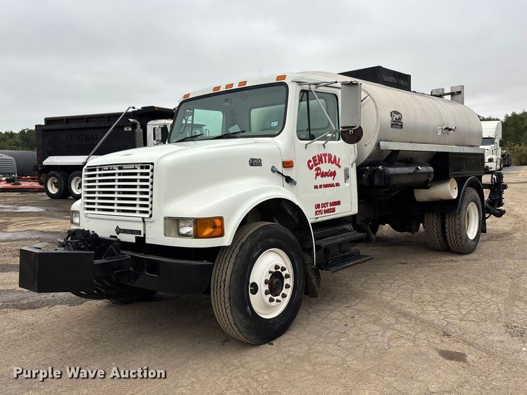 2000 International 4700 oil distributor truck