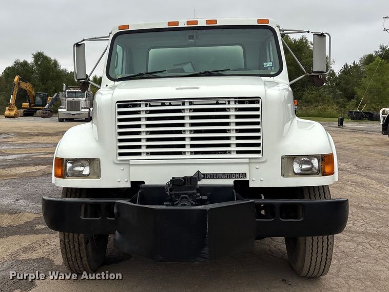 image for item ER3377 2000 International 4700 oil distributor truck