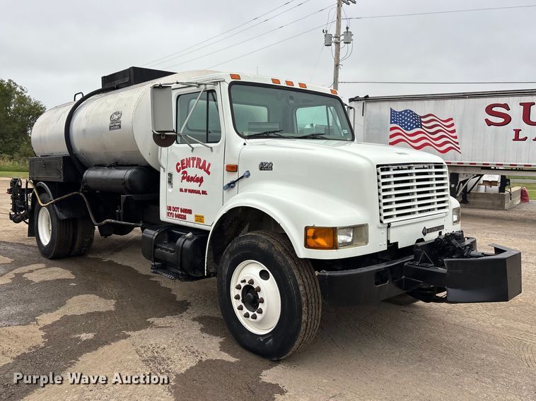 image for item ER3377 2000 International 4700 oil distributor truck