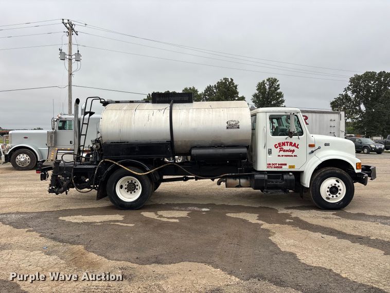 image for item ER3377 2000 International 4700 oil distributor truck