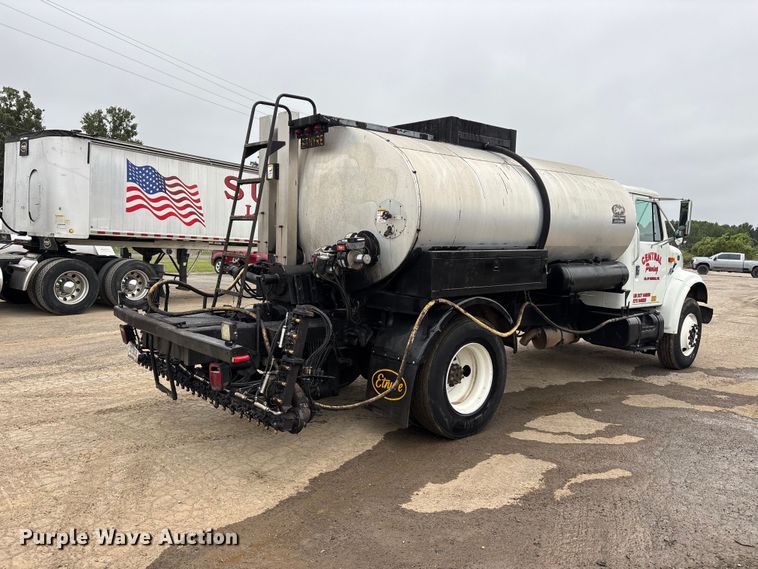 image for item ER3377 2000 International 4700 oil distributor truck