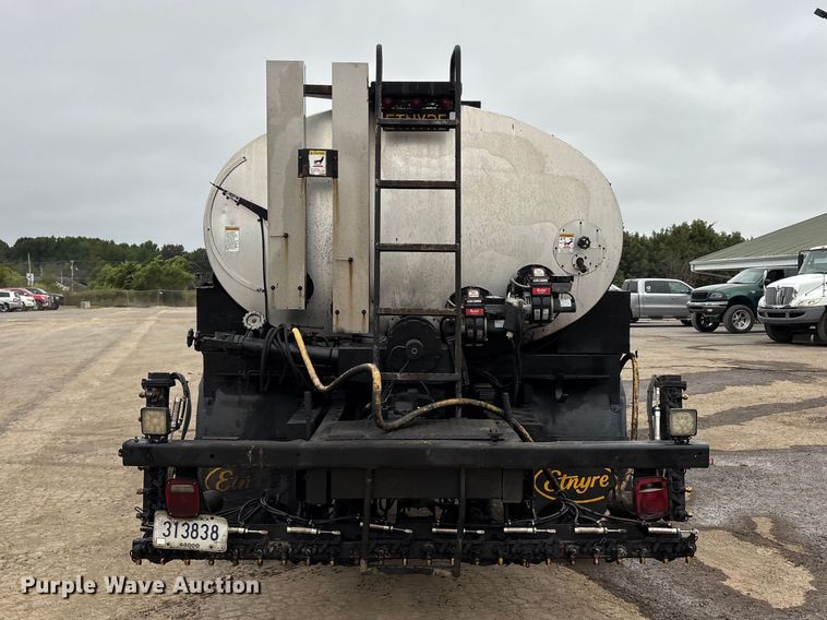 image for item ER3377 2000 International 4700 oil distributor truck