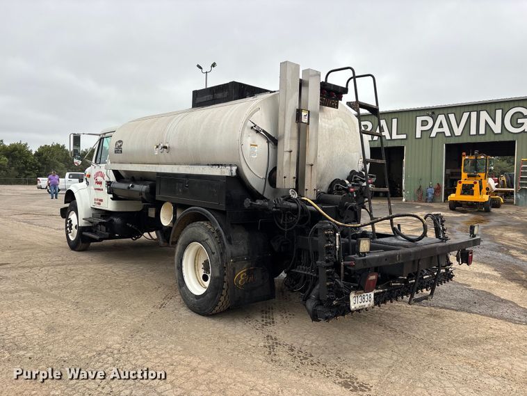 image for item ER3377 2000 International 4700 oil distributor truck