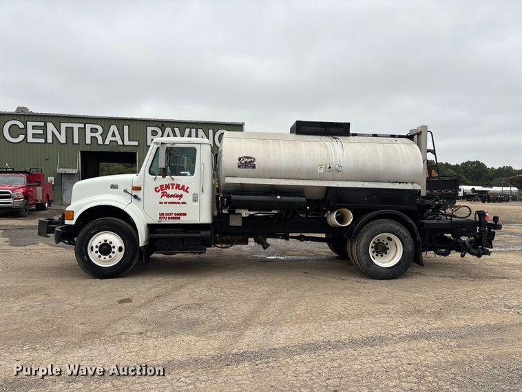 image for item ER3377 2000 International 4700 oil distributor truck