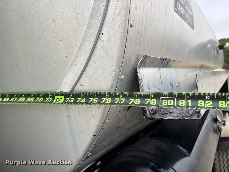 image for item ER3377 2000 International 4700 oil distributor truck