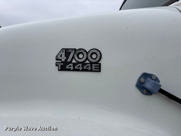 image for item ER3377 2000 International 4700 oil distributor truck