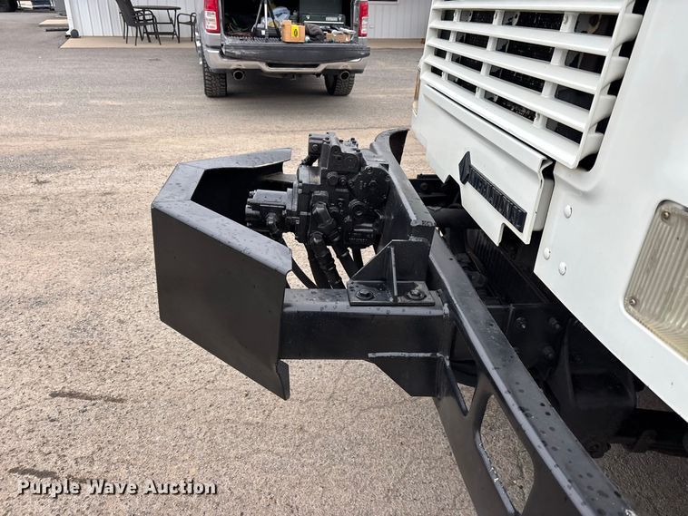 image for item ER3377 2000 International 4700 oil distributor truck