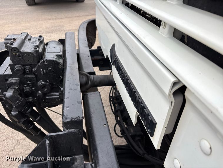 image for item ER3377 2000 International 4700 oil distributor truck