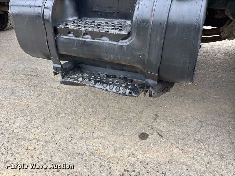 image for item ER3377 2000 International 4700 oil distributor truck