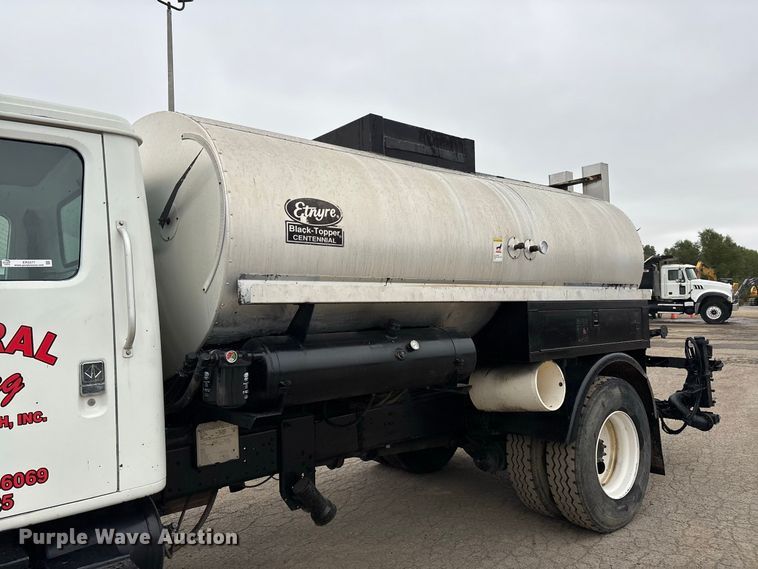 image for item ER3377 2000 International 4700 oil distributor truck