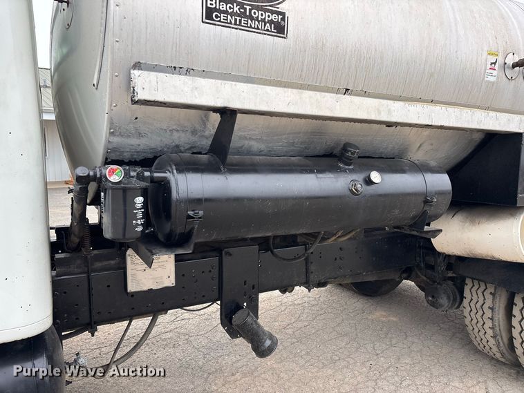 image for item ER3377 2000 International 4700 oil distributor truck