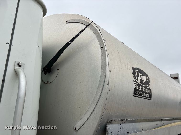 image for item ER3377 2000 International 4700 oil distributor truck