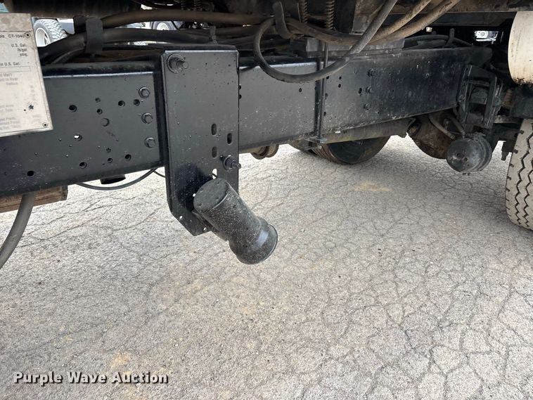 image for item ER3377 2000 International 4700 oil distributor truck