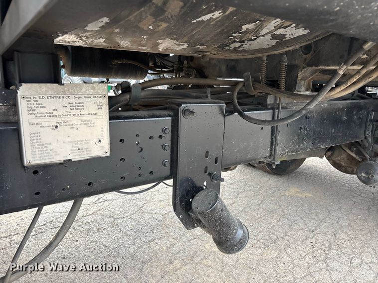 image for item ER3377 2000 International 4700 oil distributor truck