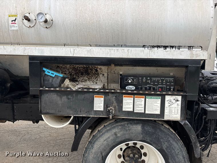 image for item ER3377 2000 International 4700 oil distributor truck