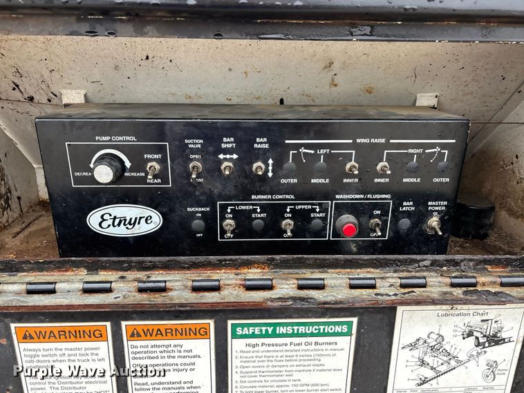 image for item ER3377 2000 International 4700 oil distributor truck