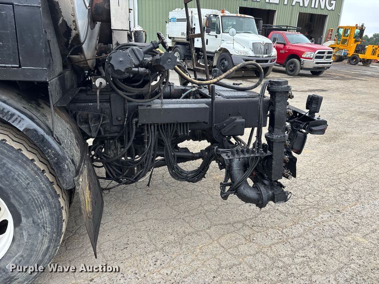 image for item ER3377 2000 International 4700 oil distributor truck