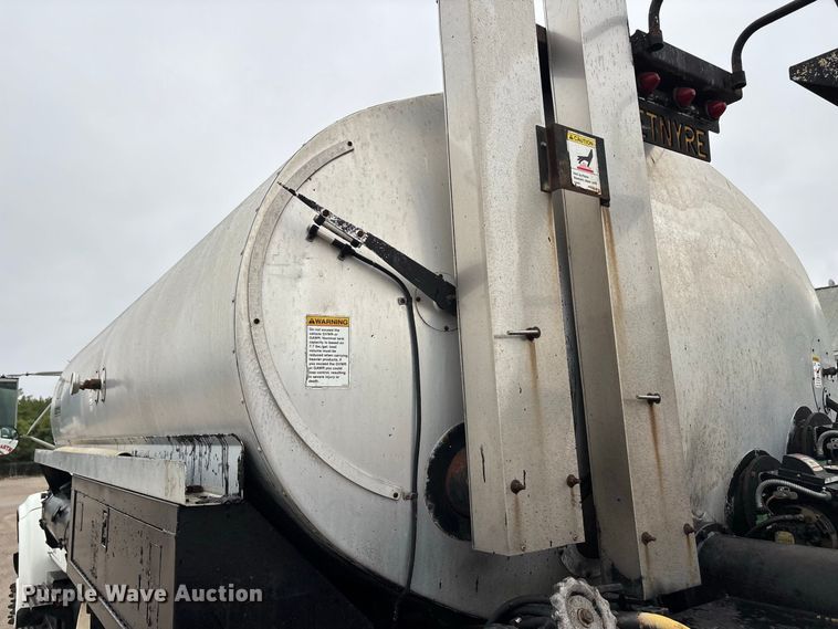 image for item ER3377 2000 International 4700 oil distributor truck