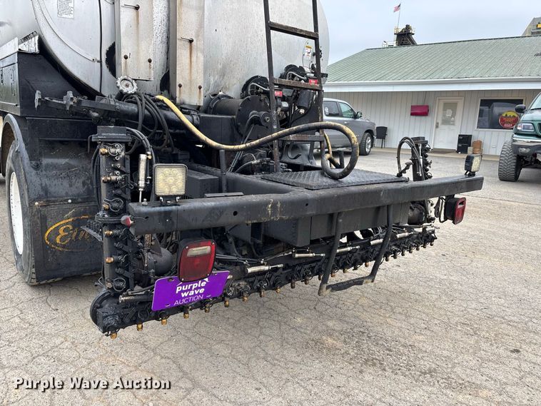 image for item ER3377 2000 International 4700 oil distributor truck