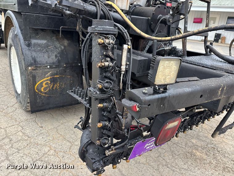 image for item ER3377 2000 International 4700 oil distributor truck