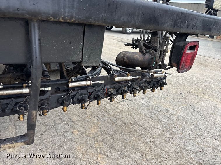 image for item ER3377 2000 International 4700 oil distributor truck