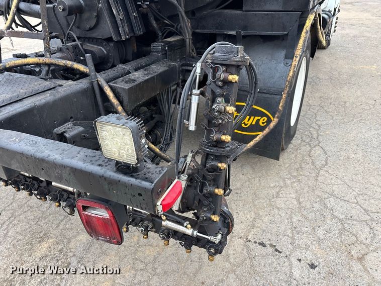 image for item ER3377 2000 International 4700 oil distributor truck