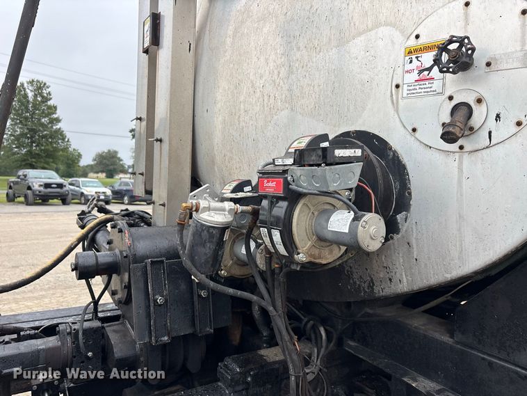 image for item ER3377 2000 International 4700 oil distributor truck