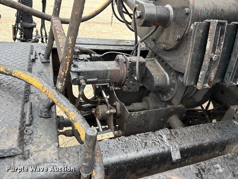image for item ER3377 2000 International 4700 oil distributor truck