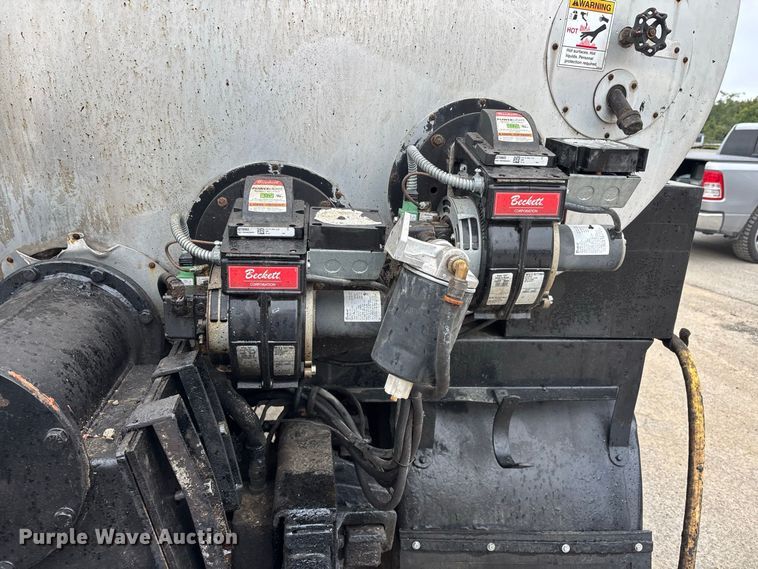 image for item ER3377 2000 International 4700 oil distributor truck