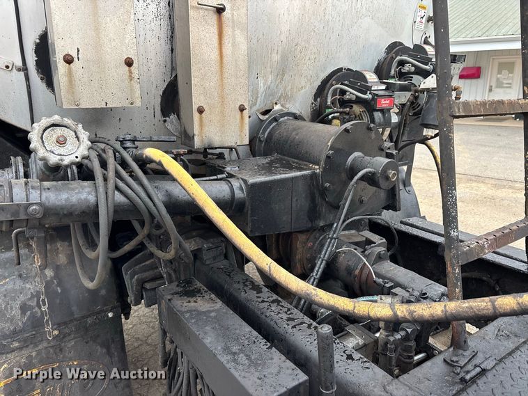 image for item ER3377 2000 International 4700 oil distributor truck