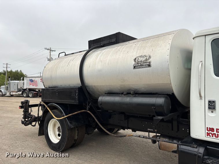 image for item ER3377 2000 International 4700 oil distributor truck