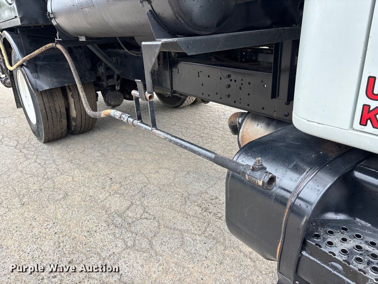 image for item ER3377 2000 International 4700 oil distributor truck