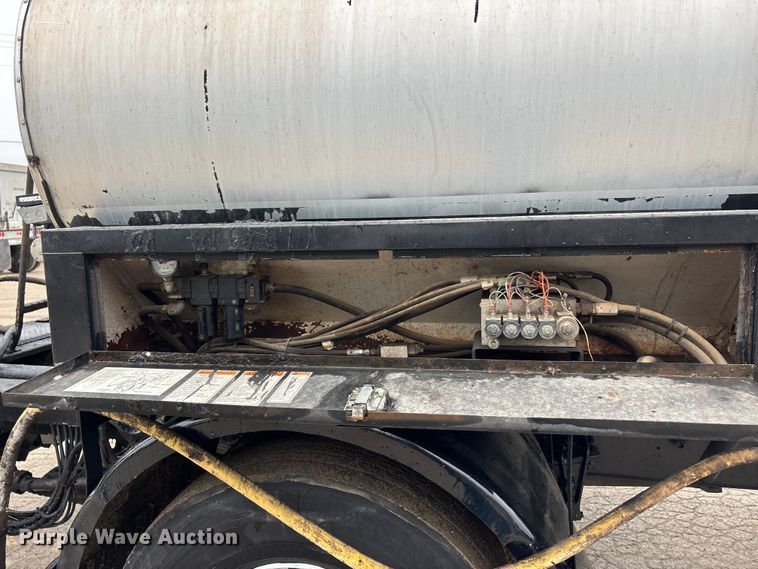 image for item ER3377 2000 International 4700 oil distributor truck