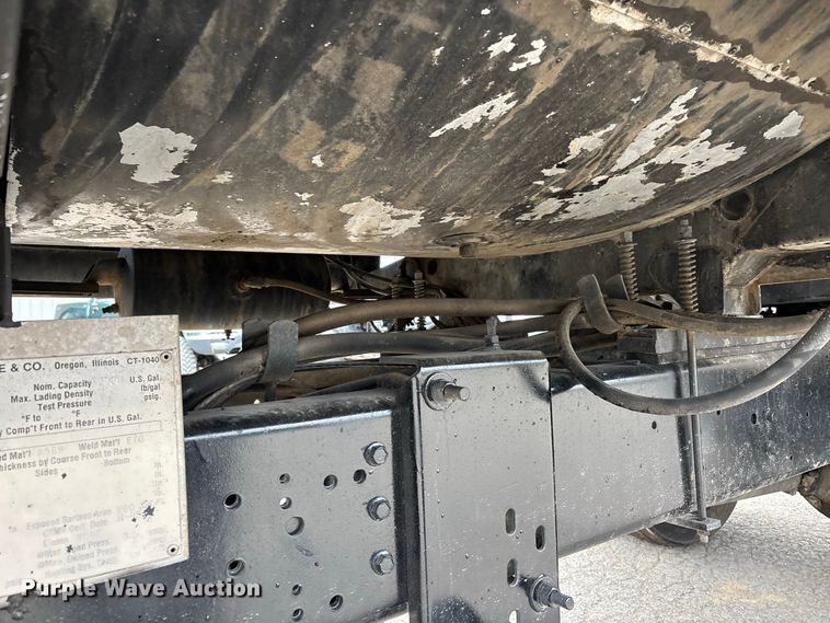 image for item ER3377 2000 International 4700 oil distributor truck
