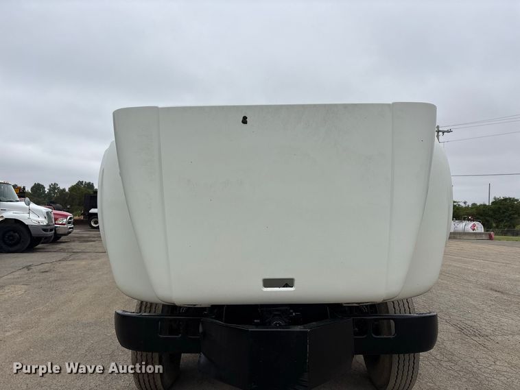 image for item ER3377 2000 International 4700 oil distributor truck