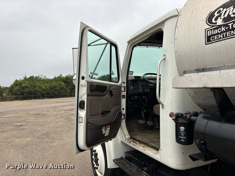 image for item ER3377 2000 International 4700 oil distributor truck