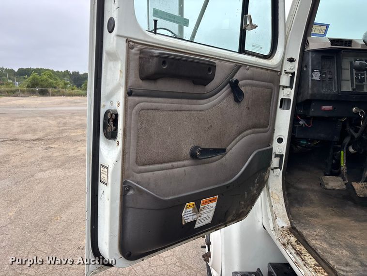 image for item ER3377 2000 International 4700 oil distributor truck