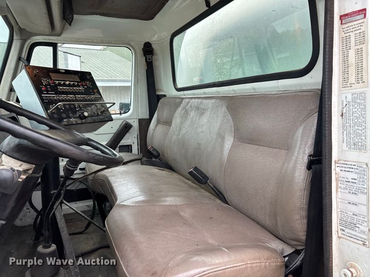 image for item ER3377 2000 International 4700 oil distributor truck