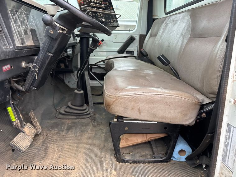 image for item ER3377 2000 International 4700 oil distributor truck