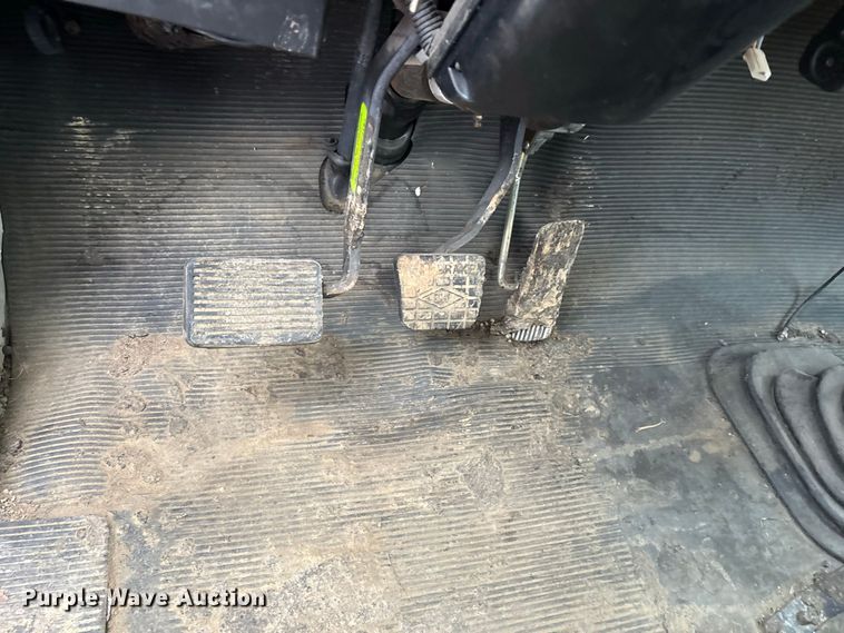 image for item ER3377 2000 International 4700 oil distributor truck