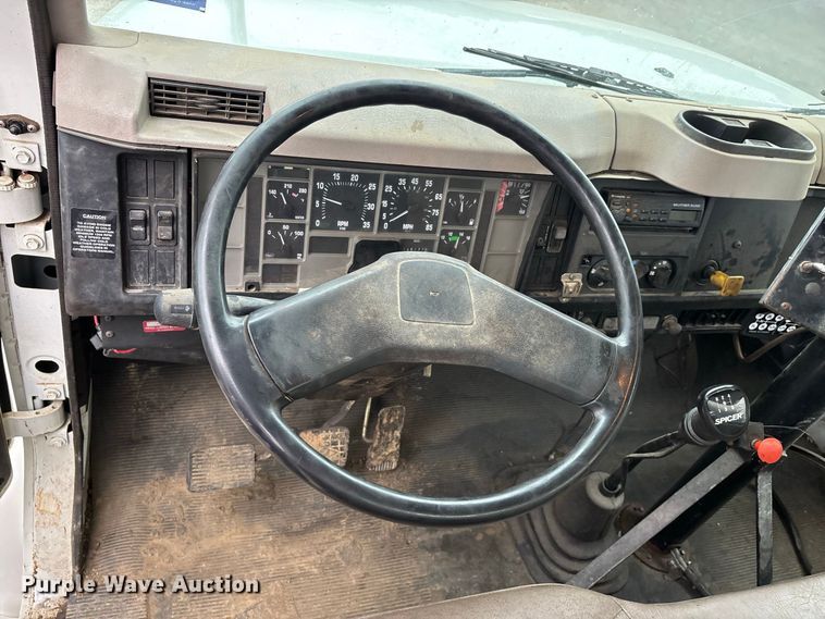 image for item ER3377 2000 International 4700 oil distributor truck